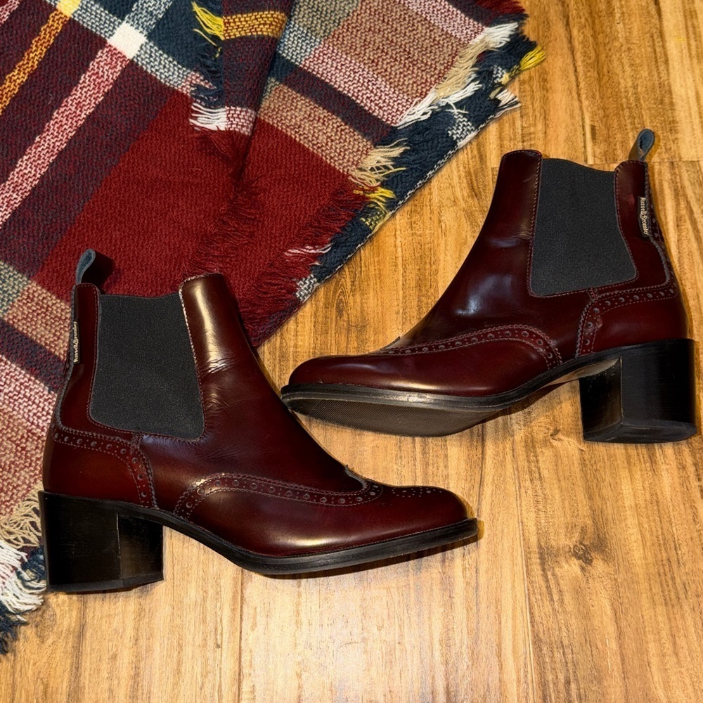Russell & Bromley women 39.5 9 Boot ankle Chelsea Brown red 2” block heel brogue